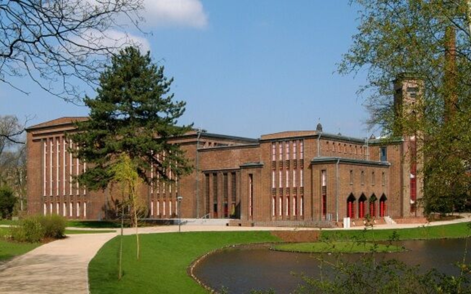 Brandenburgisches Landesmuseum für moderne Kunst Cottbus - Blick auf das Museum vom Park, Foto: Marlies Kross, Lizenz: Brandenburgische Kulturstiftung