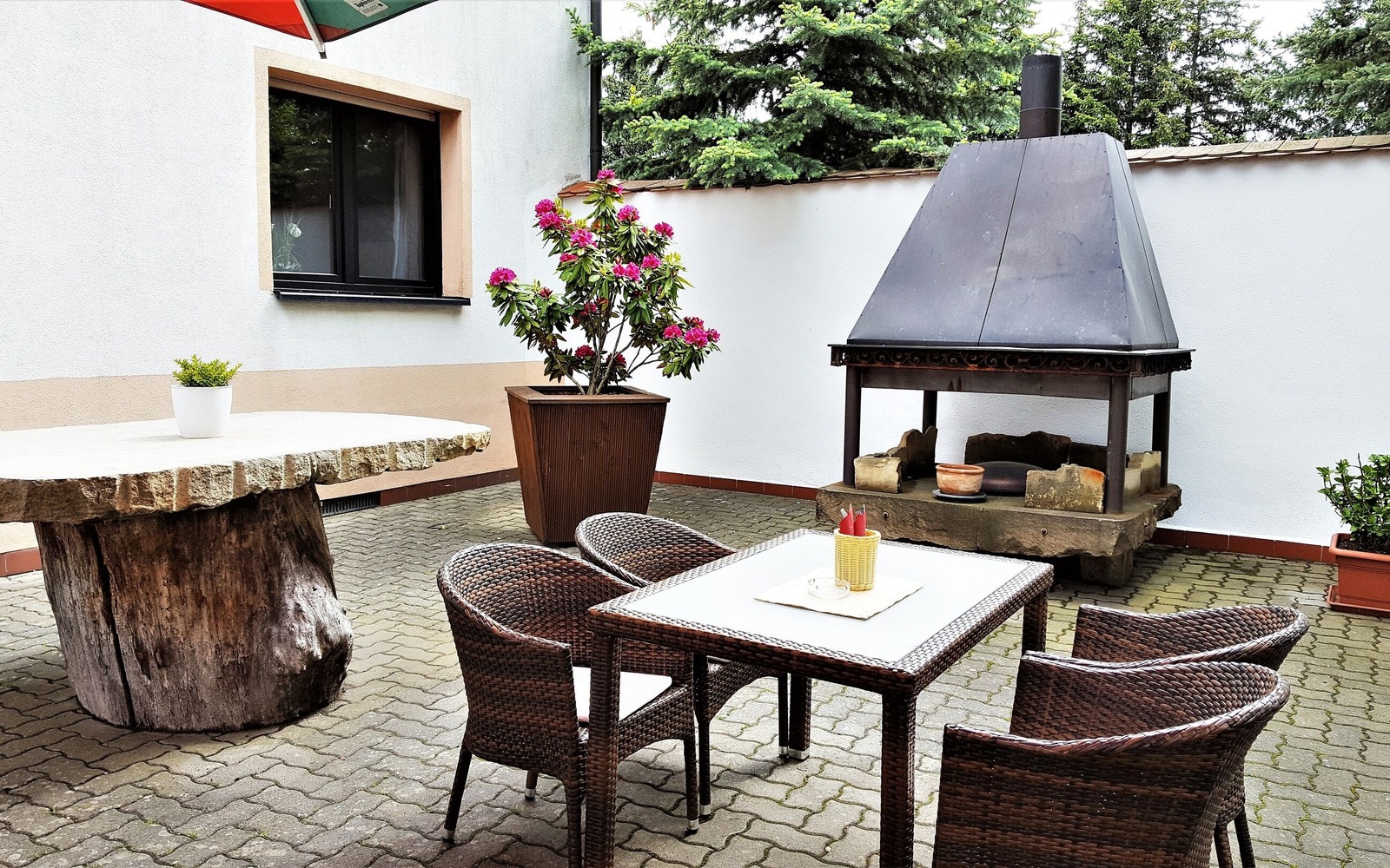 Beer garden with fireplace, Foto: Mareen Mrula, Lizenz: Landhotel & Steakhaus Mareens