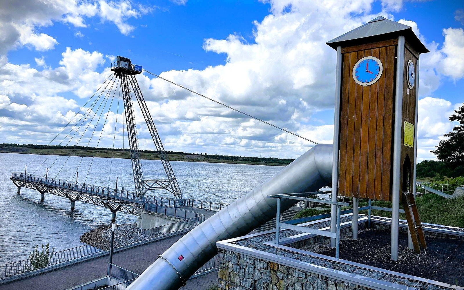 Rutsche mit Blick zur Seebrücke, Foto: Celine Klose, Lizenz: Tourismusverband Lausitzer Seenland e.V.