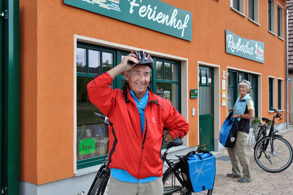 Zwei Radfahrer stehen vor der Bett&Bike-Unterkunft "Ferienhof Radlerslust"