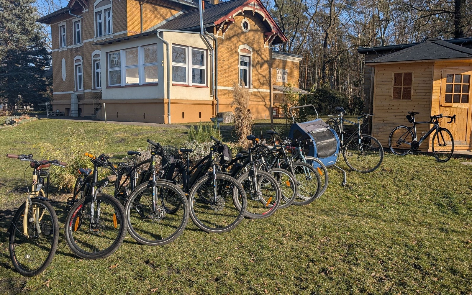 Fahrräder und Anhänger zum Ausleihen bei FamilyandBike, Foto: E. Grieger, Lizenz: Tourismusverband Lausitzer Seenland e.V.