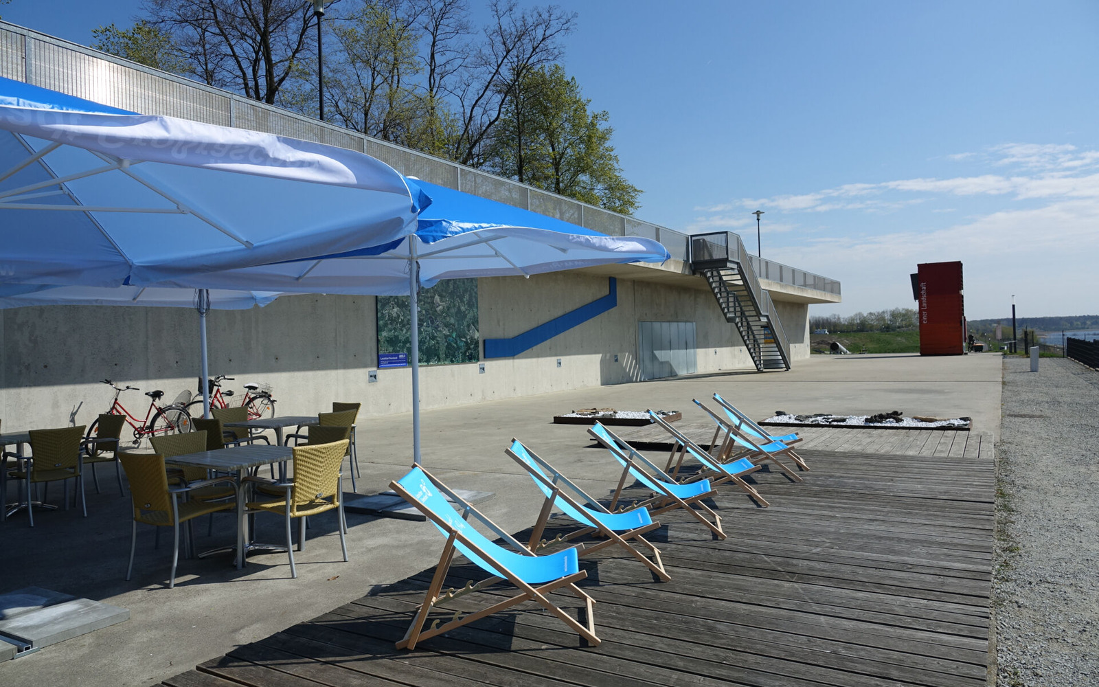 Terrasse vor dem Bistro des IBA-Terrassen Besucherzentrums Lausitzer Seenland, Foto: Tourismusverband Lausitzer Seenland e. V.