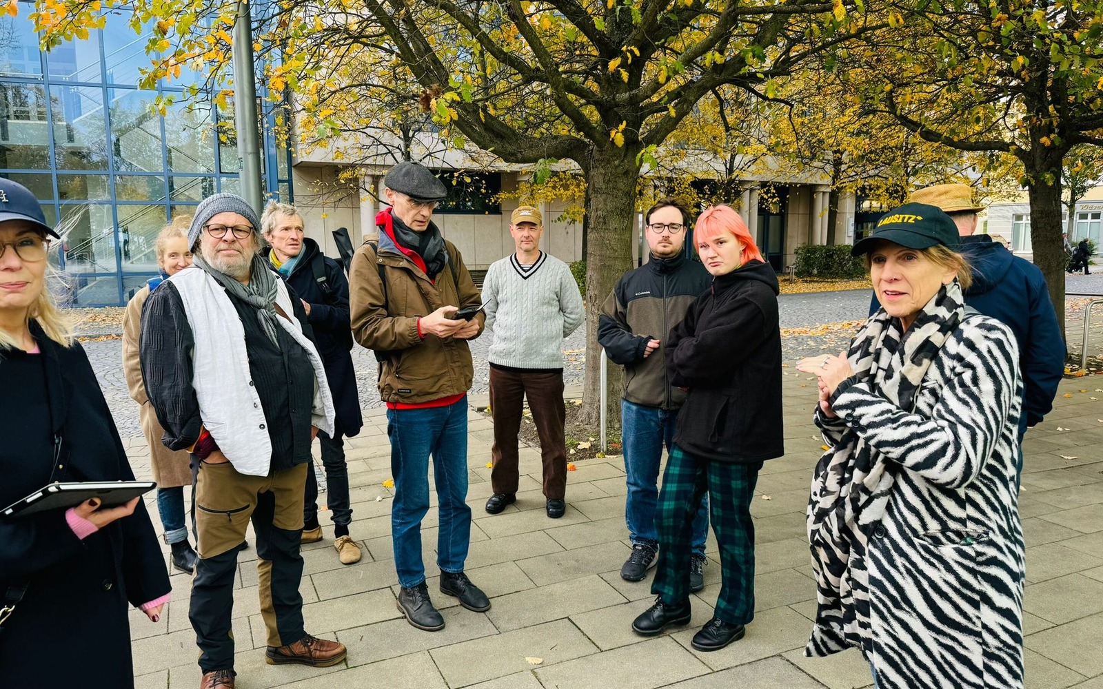 Gruppe an der Kulturfabrik , Foto: Kulturfabrik Hoyerswerda, Lizenz: Archiv Kulturfabrik e.V.