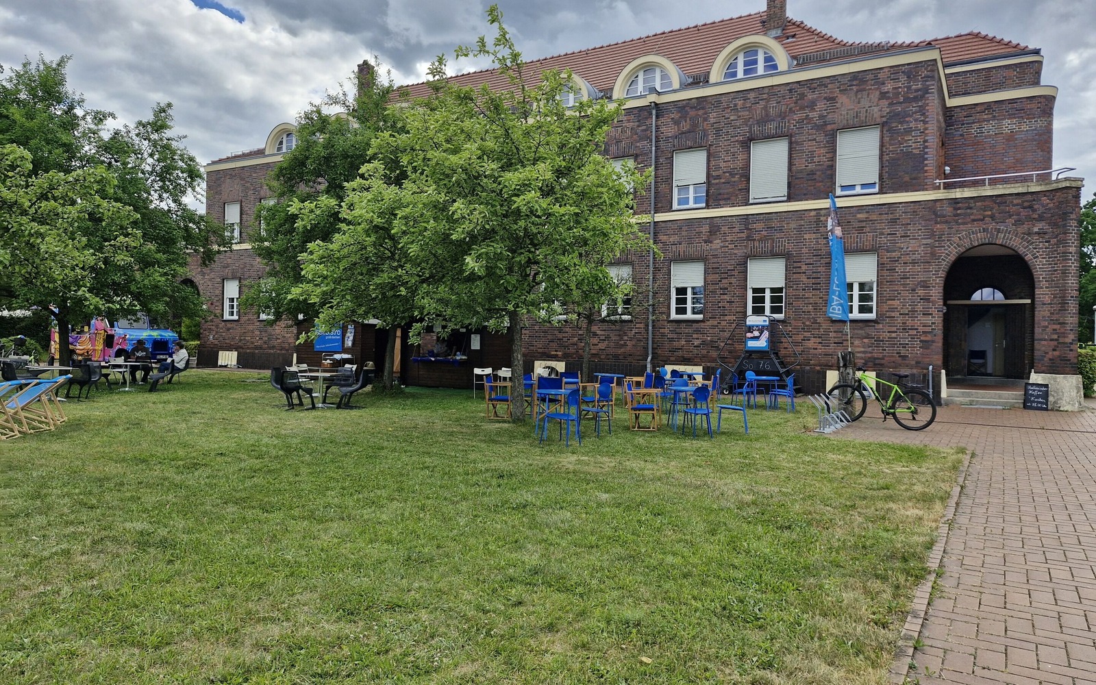 Das See-Bistro hat sein Domizil 2026 im IBA-Studierhaus, Foto: Denise Hoika, Lizenz: Tourismusverband Lausitzer Seenland e. V.
