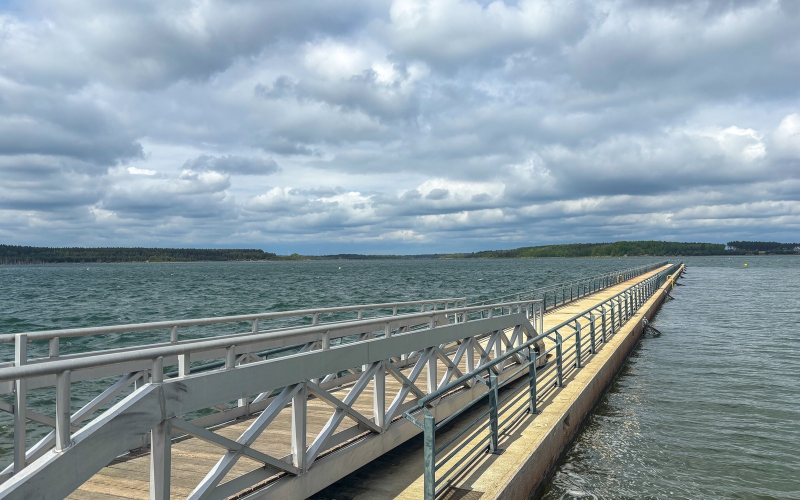 Schwimmender Steg im Sedlitzer See, Foto: Julia Kussatz, Lizenz: Zweckverband Lausitzer Seenland Brandenburg