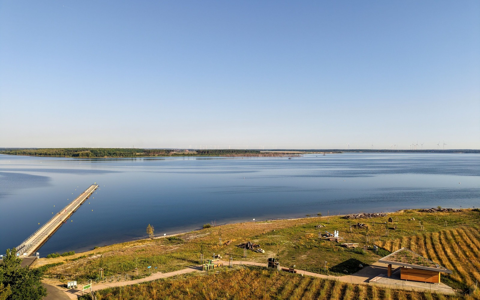 Aerial view of the Floating Pier and nature information point at Lake Sedlitz, Foto: Julia Kussatz, Lizenz: Zweckverband Lausitzer Seenland Brandenburg