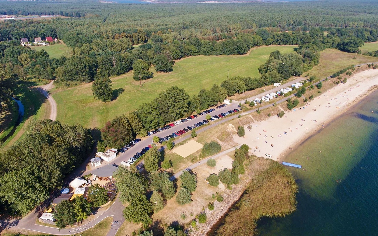 Hipo's Beachbar, Strandbereich und Caravanparadies von oben, Foto: Jörg Berndt, Lizenz: Camping- und Caravanparadies Dreiweiberner See