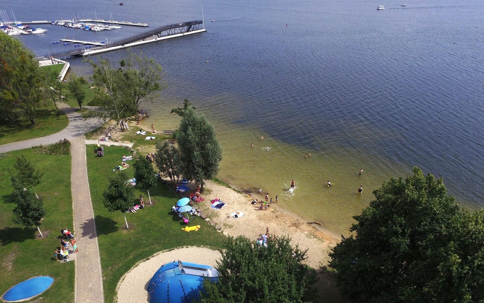 Letecký snímek pláže u jezera Senftenberg u jezera Senftenberg, Foto: Zweckverband Lausitzer Seenland Brandenburg, Lizenz: Zweckverband Lausitzer Seenland Brandenburg