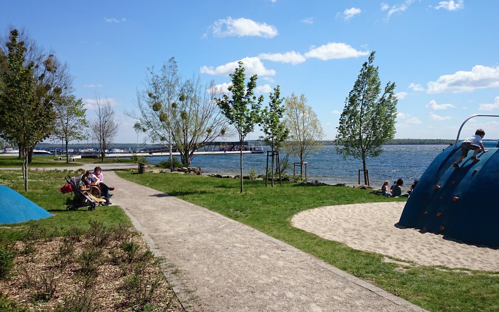 Dětské hřiště na břehu jezera Senftenberg u jezera Senftenberg, Foto: Dana Großkopf, Lizenz: Zweckverband Lausitzer Seenland Brandenburg